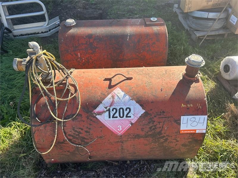 Quantity of (2) 120 gal Steel Fuel Tank صهاريج الوقود والصهاريج الإضافية