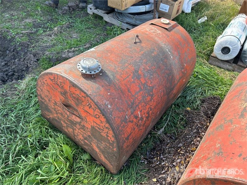 Quantity of (2) 120 gal Steel Fuel Tank صهاريج الوقود والصهاريج الإضافية