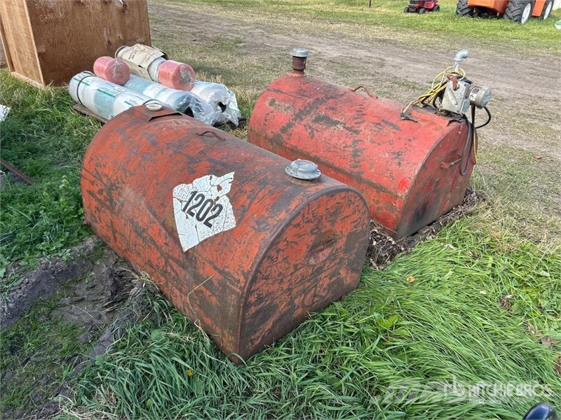 Quantity of (2) 120 gal Steel Fuel Tank صهاريج الوقود والصهاريج الإضافية