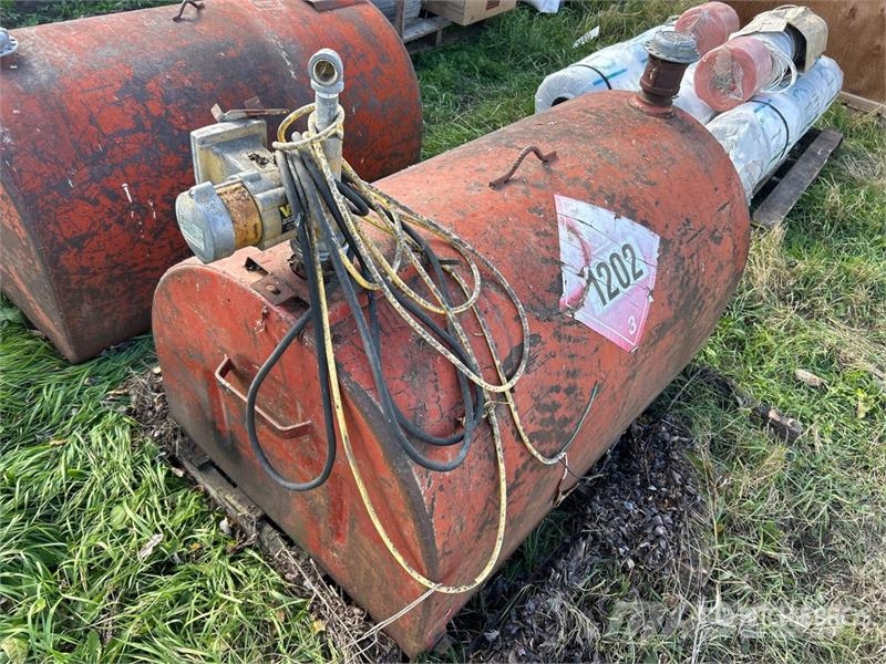 Quantity of (2) 120 gal Steel Fuel Tank صهاريج الوقود والصهاريج الإضافية