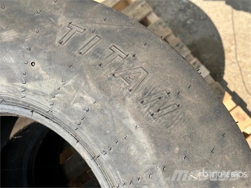 Quantity of (2) 13.5 - 15FI Tires (Unused) Opony, koła i felgi