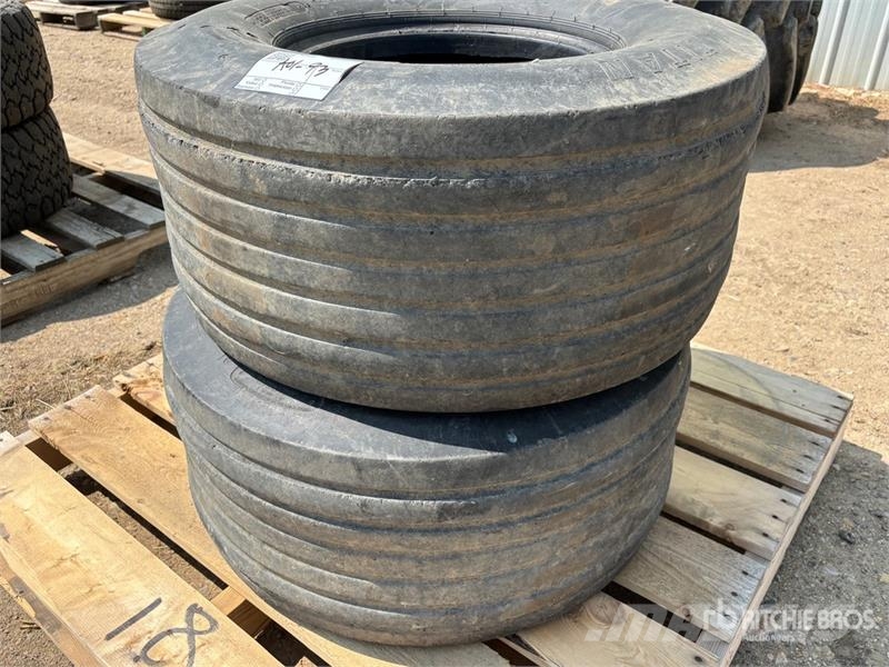 Quantity of (2) 13.5 - 15FI Tires Opony, koła i felgi