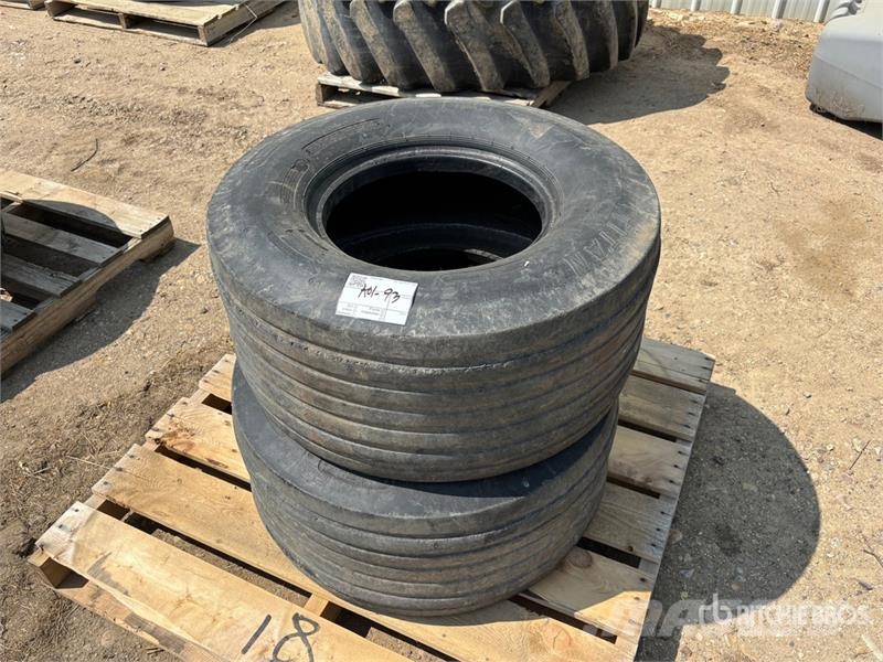 Quantity of (2) 13.5 - 15FI Tires Opony, koła i felgi