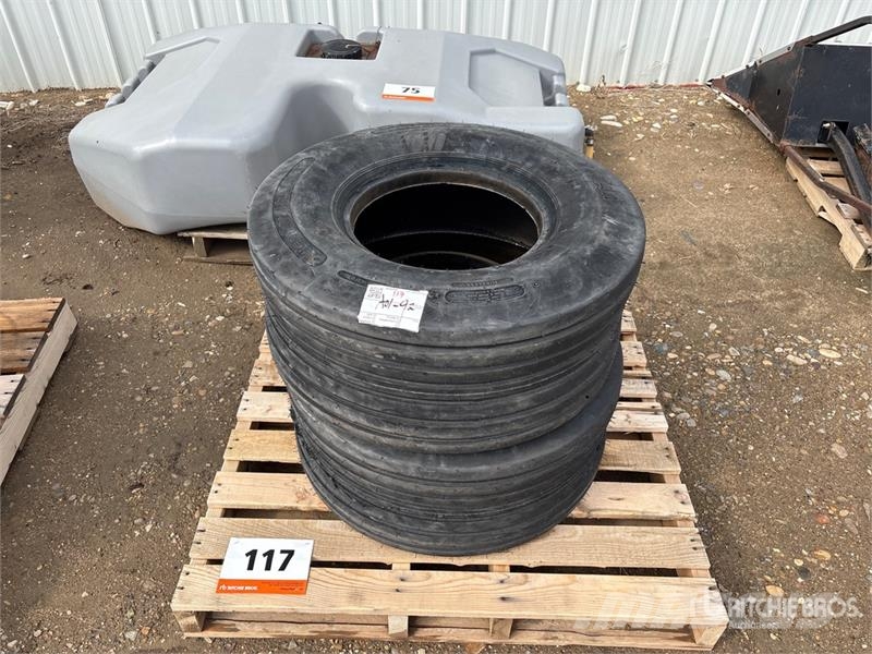 Quantity of (2) 13.5 - 15FI Tires (Unused) Gume, točkovi i felne