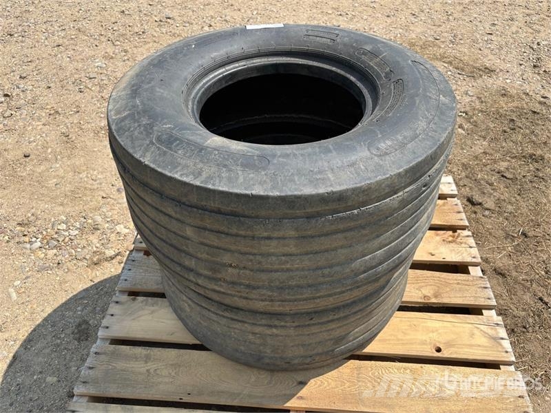 Quantity of (2) 13.5 - 15FI Tires Opony, koła i felgi