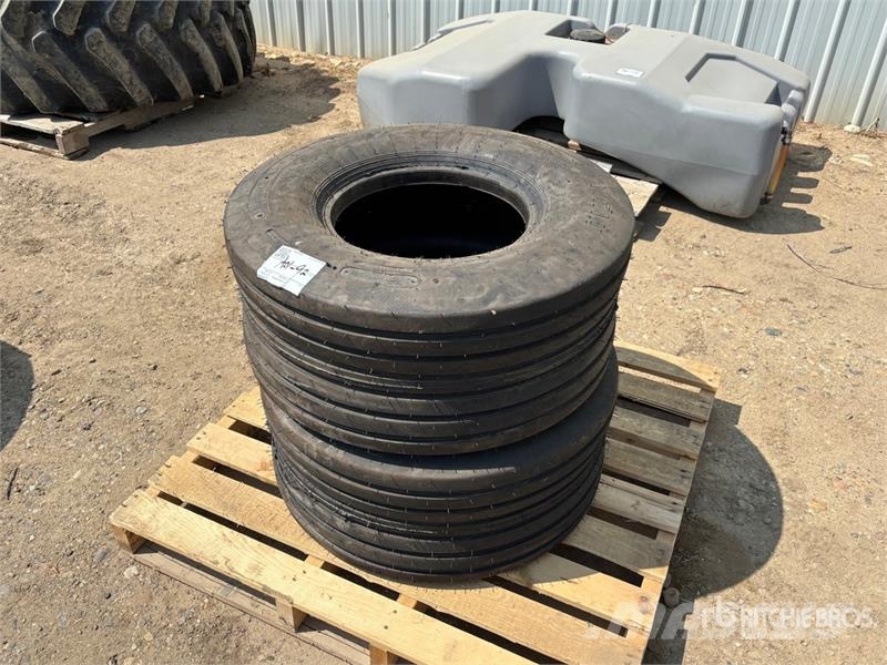 Quantity of (2) 13.5 - 15FI Tires (Unused) Opony, koła i felgi