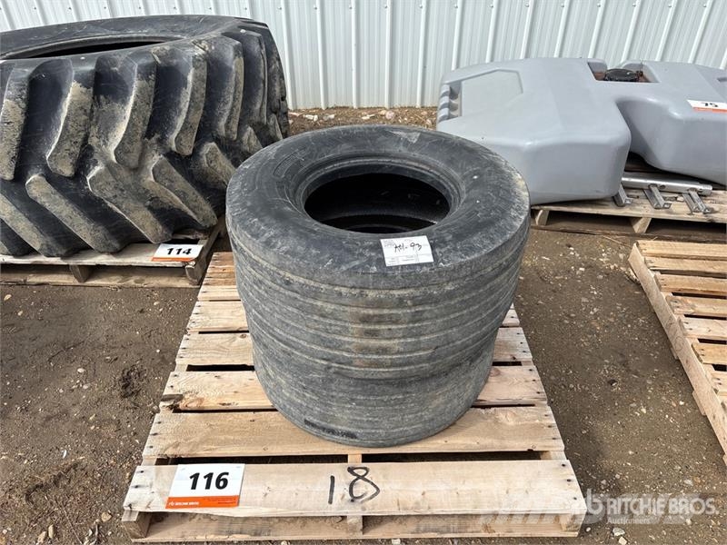 Quantity of (2) 13.5 - 15FI Tires Gume, točkovi i felne