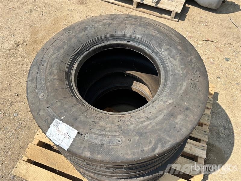 Quantity of (2) 13.5 - 15FI Tires (Unused) Opony, koła i felgi