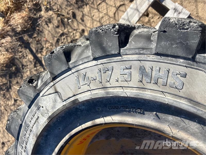 Quantity of (2) 14-17.5 Tires Opony, koła i felgi