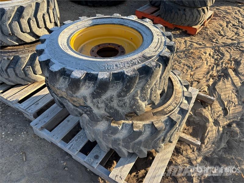 Quantity of (2) 14-17.5 Tires الإطارات والعجلات والحافات