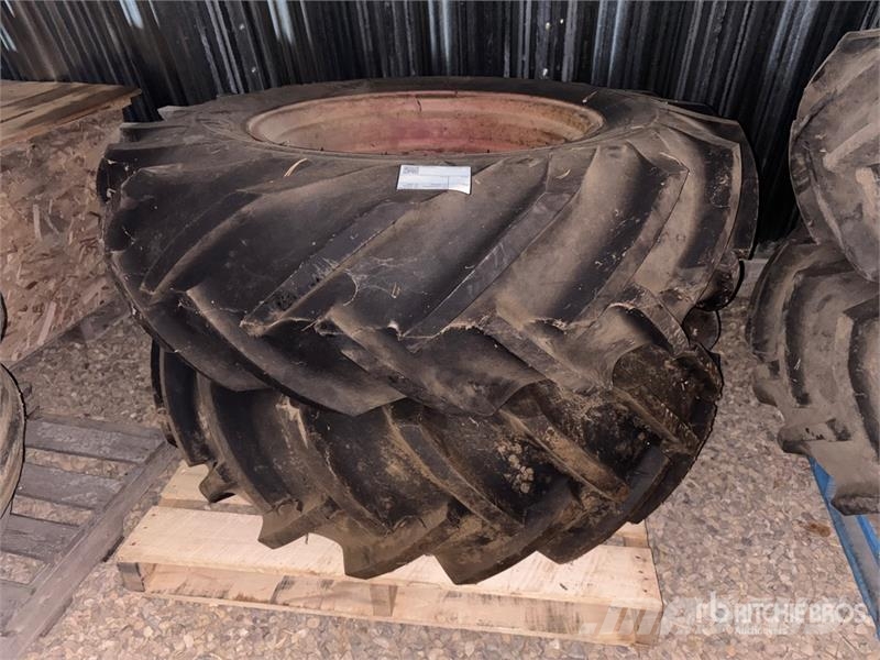 Quantity of (2) 14.9-26 Tires Gume, točkovi i felne