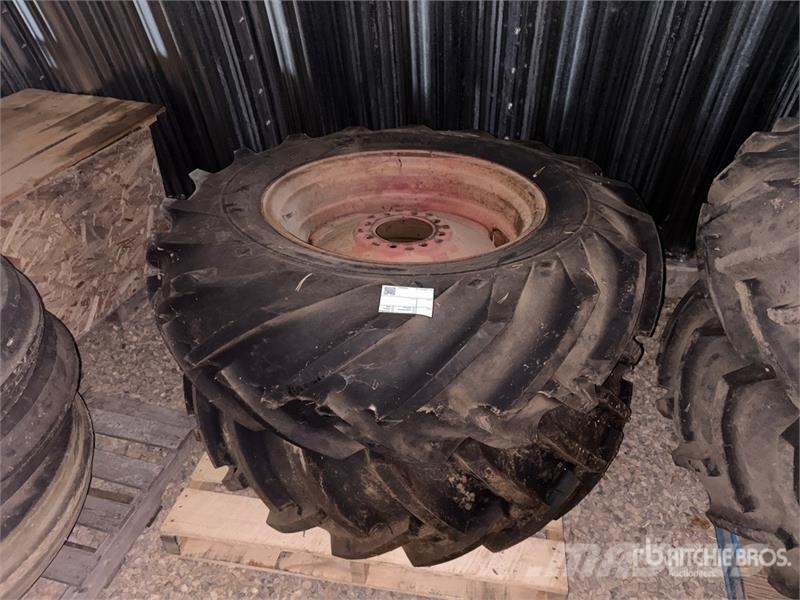 Quantity of (2) 14.9-26 Tires Gume, točkovi i felne