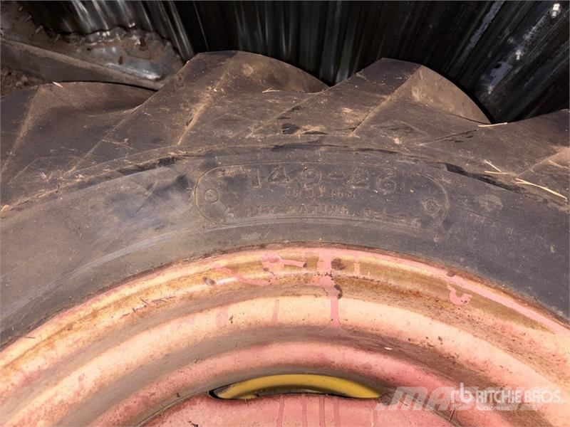 Quantity of (2) 14.9-26 Tires Gume, točkovi i felne
