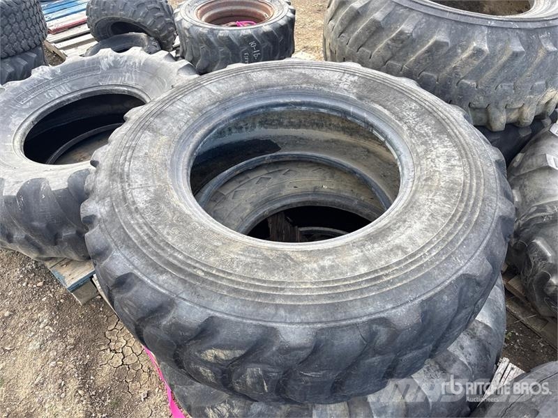  Quantity of (2) 15R25 Tires Gume, točkovi i felne
