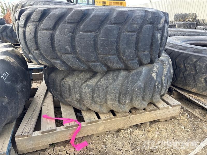  Quantity of (2) 15R25 Tires Gume, točkovi i felne
