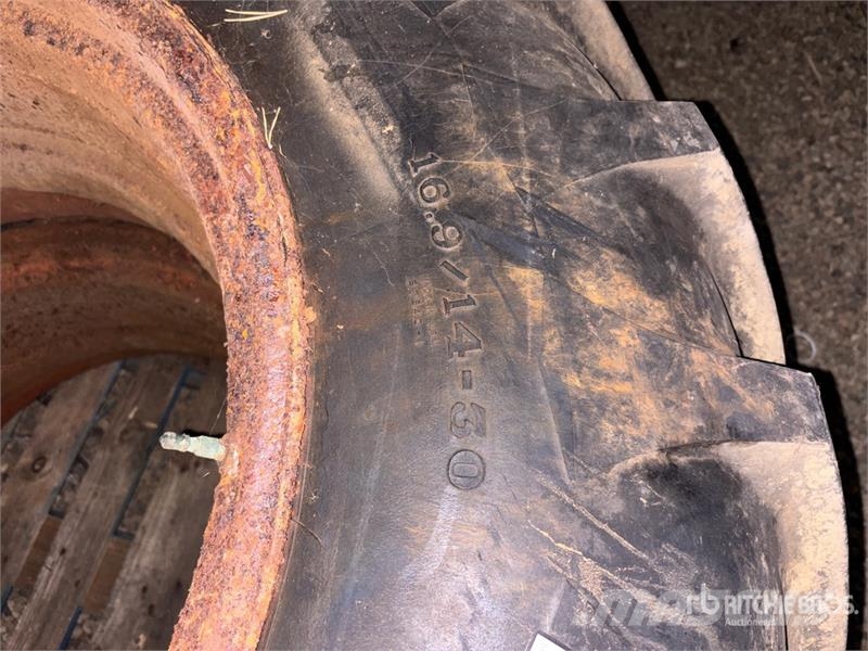  Quantity of (2) 16.9/14-30 Tires Gume, točkovi i felne