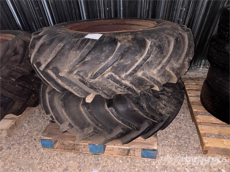  Quantity of (2) 16.9/14-30 Tires Gume, točkovi i felne