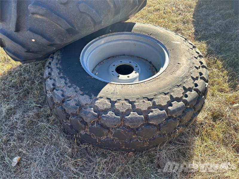 Quantity of (2) 16.9-24 Firestone & Good Year Tire Gume, točkovi i felne