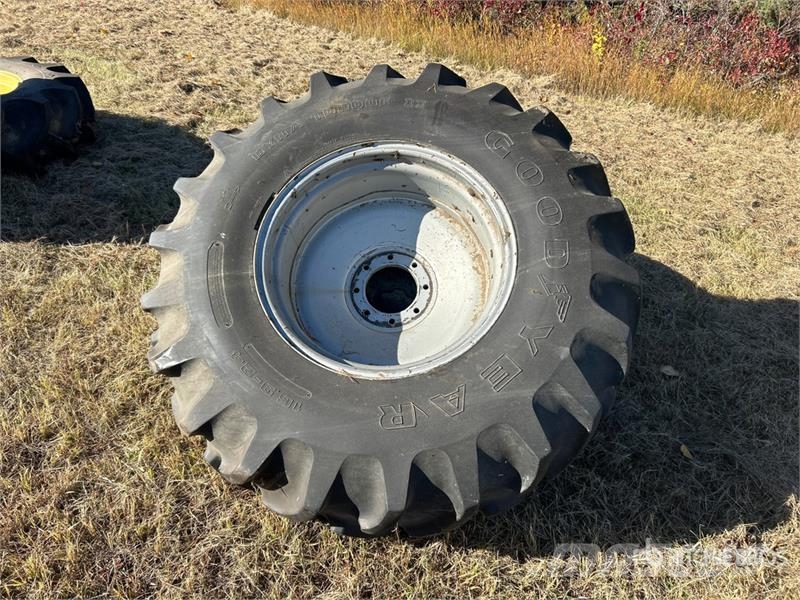 Quantity of (2) 16.9-24 Firestone & Good Year Tire Gume, točkovi i felne