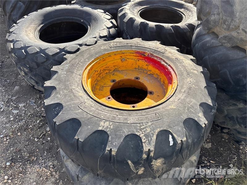 Quantity of (2) 16.9-24 Tires Gume, točkovi i felne