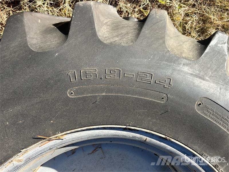 Quantity of (2) 16.9-24 Firestone & Good Year Tire Gume, točkovi i felne