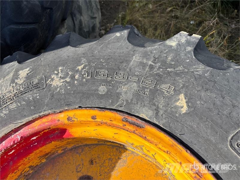 Quantity of (2) 16.9-24 Tires Gume, točkovi i felne