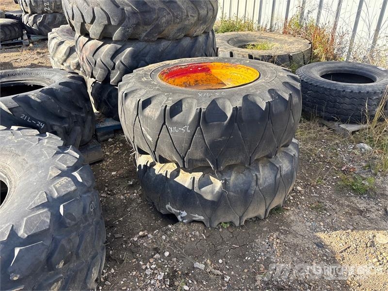 Quantity of (2) 16.9-24 Tires Gume, točkovi i felne