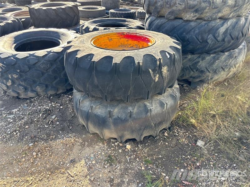 Quantity of (2) 16.9-24 Tires Gume, točkovi i felne