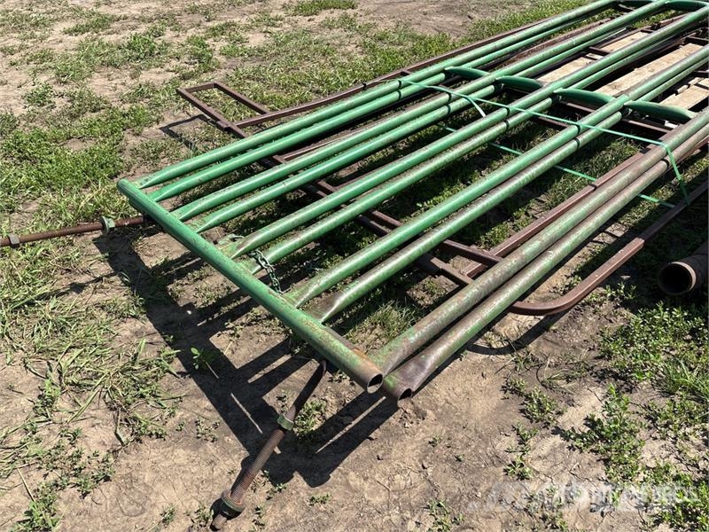  Quantity of (2) 16 ft x 4 ft Steel Swing Livestock Kiti galvijų priežiūros įrengimai