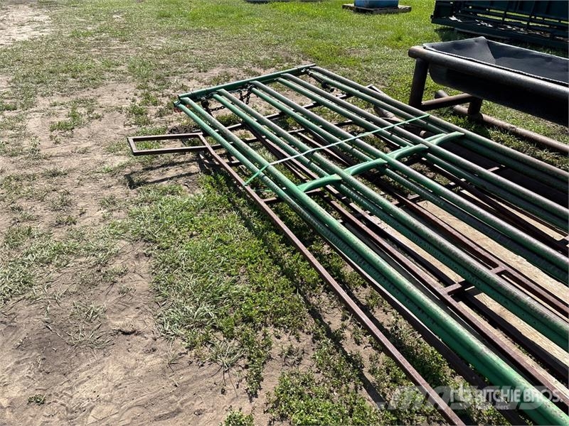  Quantity of (2) 16 ft x 4 ft Steel Swing Livestock Kiti galvijų priežiūros įrengimai
