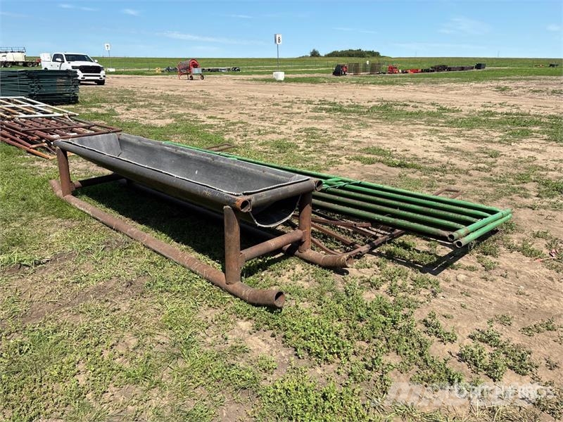  Quantity of (2) 16 ft x 4 ft Steel Swing Livestock Kiti galvijų priežiūros įrengimai