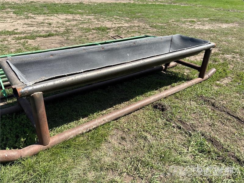  Quantity of (2) 16 ft x 4 ft Steel Swing Livestock Kiti galvijų priežiūros įrengimai
