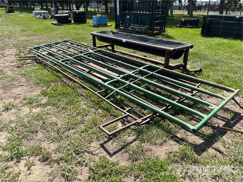  Quantity of (2) 16 ft x 4 ft Steel Swing Livestock Kiti galvijų priežiūros įrengimai