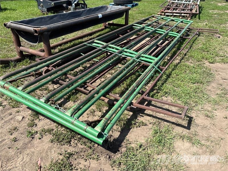 Quantity of (2) 16 ft x 4 ft Steel Swing Livestock Kiti galvijų priežiūros įrengimai