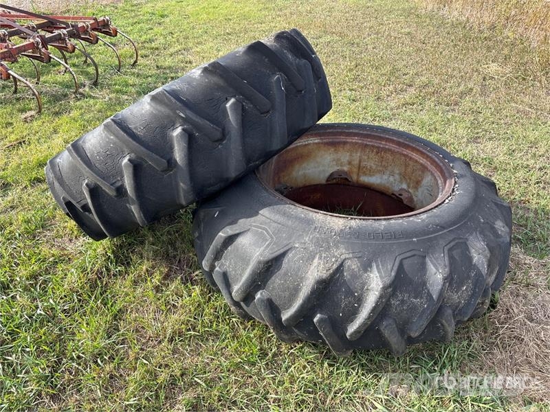 Quantity of (2) 18.4-34 Tires Gume, točkovi i felne