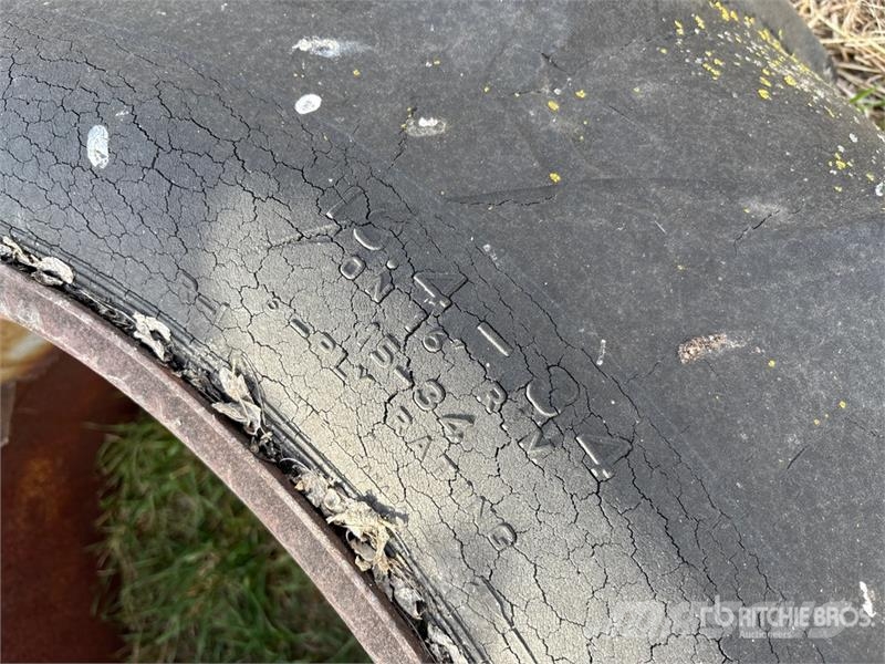 Quantity of (2) 18.4-34 Tires Gume, točkovi i felne