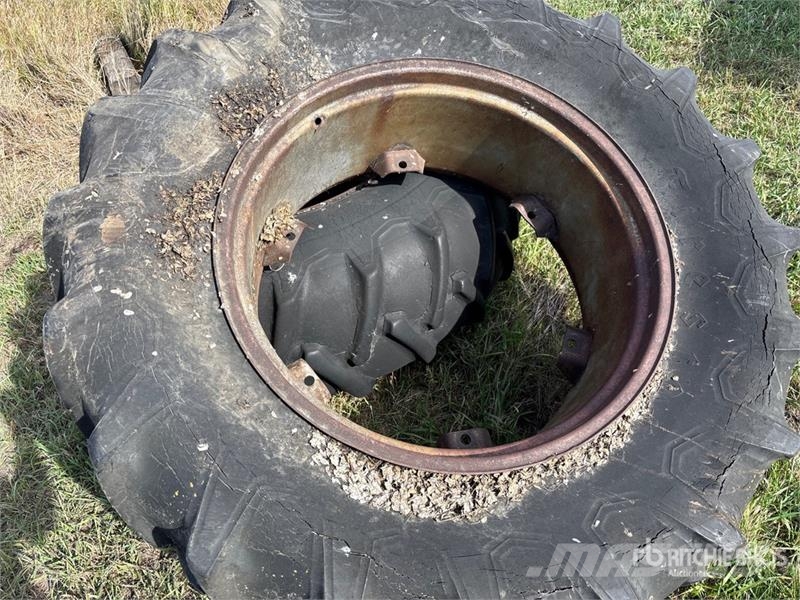 Quantity of (2) 18.4-34 Tires Gume, točkovi i felne
