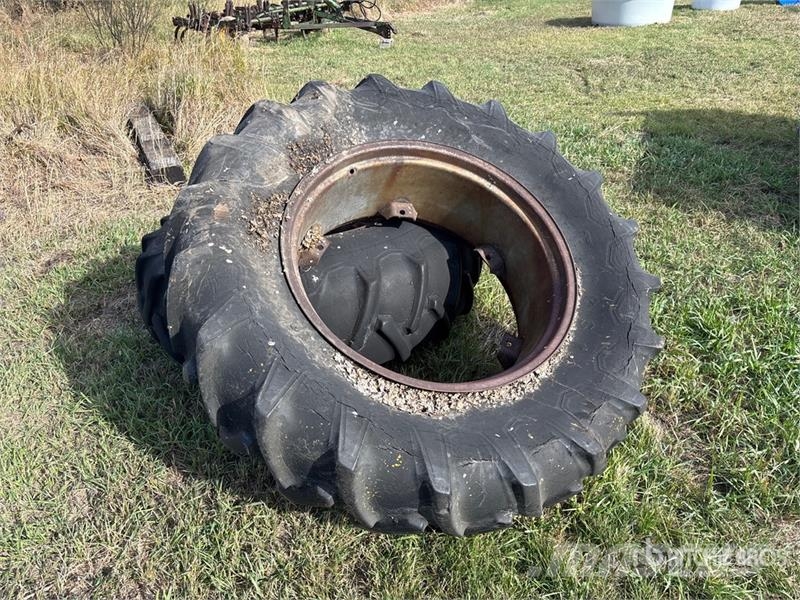 Quantity of (2) 18.4-34 Tires Gume, točkovi i felne