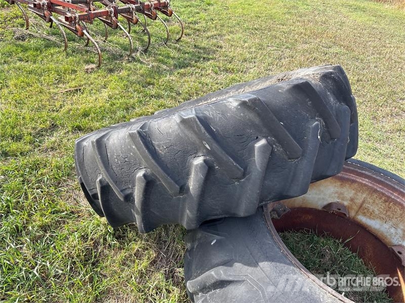 Quantity of (2) 18.4-34 Tires Gume, točkovi i felne