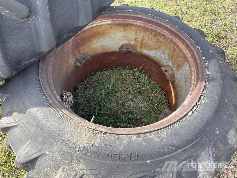 Quantity of (2) 18.4-34 Tires Gume, točkovi i felne