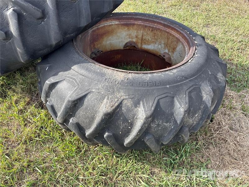 Quantity of (2) 18.4-34 Tires Gume, točkovi i felne