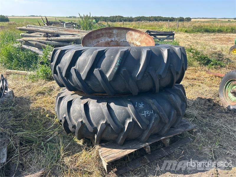 Quantity of (2) 18.4-38 Tires Renkaat ja vanteet
