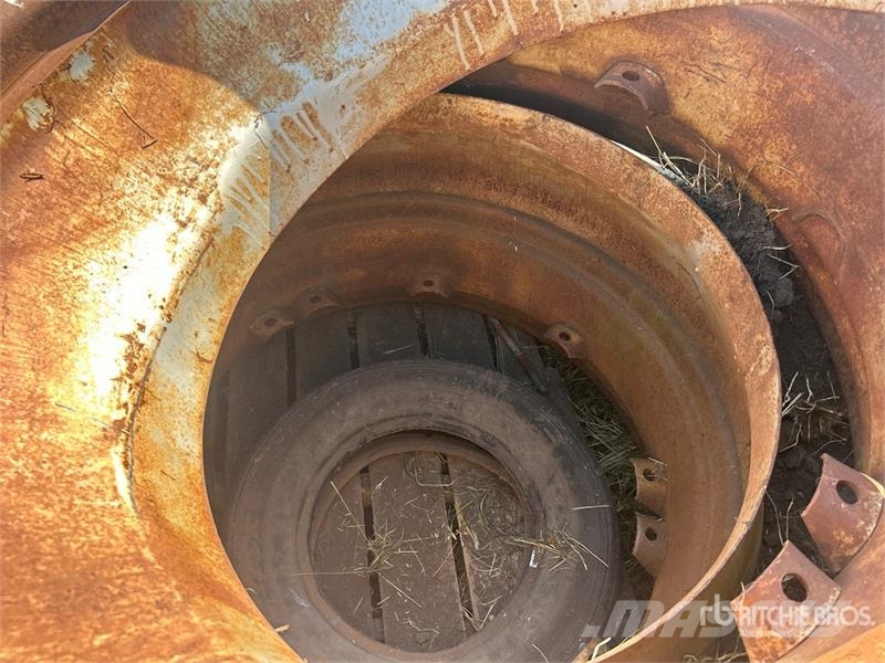 Quantity of (2) 18.4-38 Tires Renkaat ja vanteet