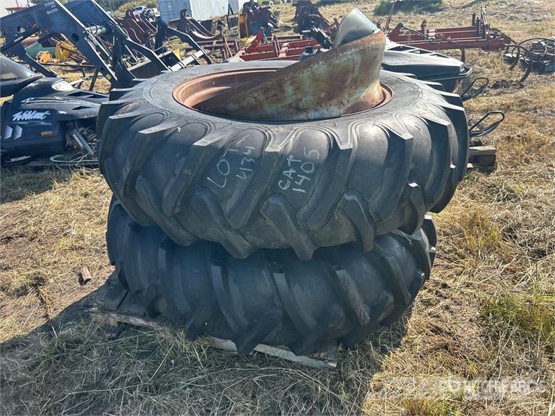 Quantity of (2) 18.4-38 Tires Renkaat ja vanteet