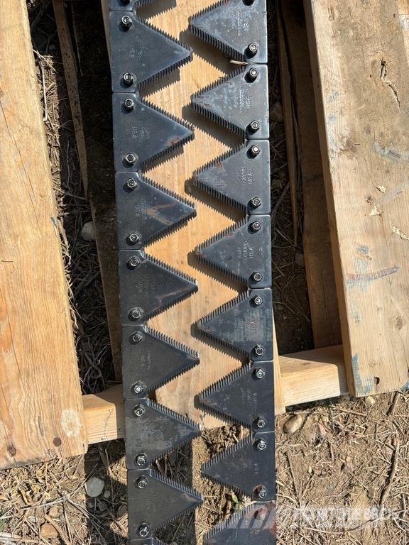 Quantity of (2) 18 ft Honey Bee Header Knife (Unus Další