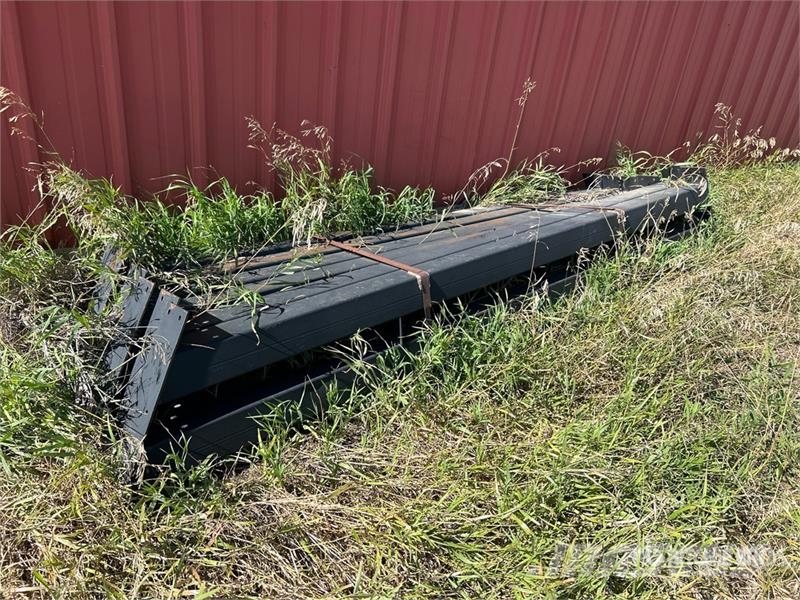  Quantity of (2) 19 ft x 10 ft Grain Hopper Bottom Täyttöpöydät, kuljettimet ja siilot