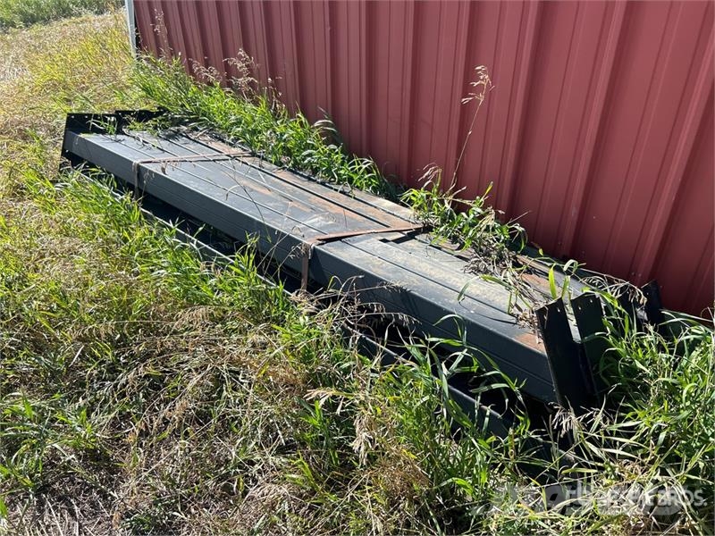  Quantity of (2) 19 ft x 10 ft Grain Hopper Bottom Täyttöpöydät, kuljettimet ja siilot