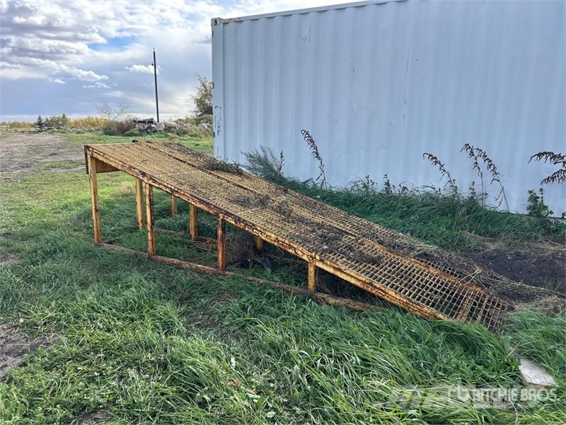 Quantity of (2) 2 ft x 12 ft x 41 in Steel Ramp Andre komponenter