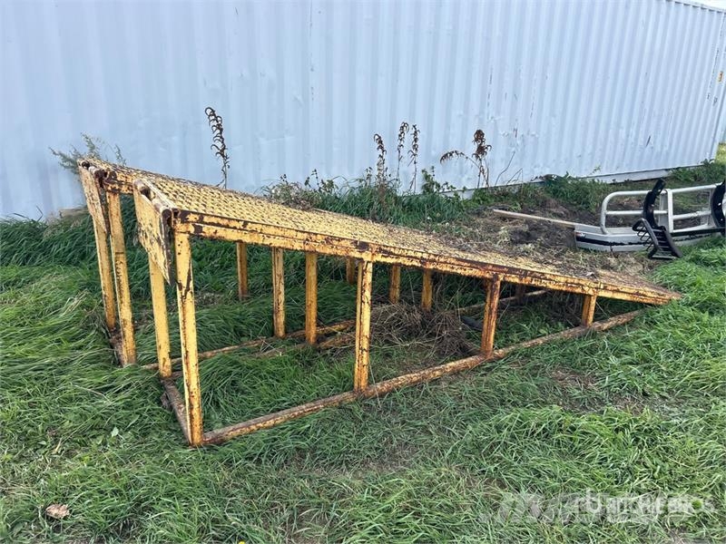 Quantity of (2) 2 ft x 12 ft x 41 in Steel Ramp Andre komponenter