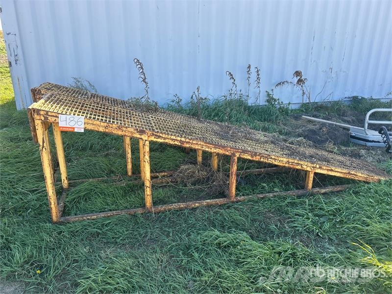 Quantity of (2) 2 ft x 12 ft x 41 in Steel Ramp Andre komponenter